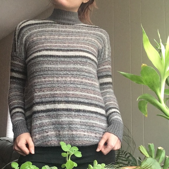 American Eagle Mock Neck - Picture 3 of 8